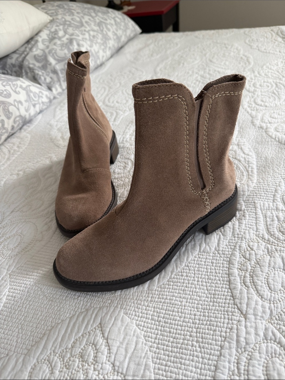Clarks Maye Pebble Suede Chelsea Ankle Boots Side Zip Stitch Detail Size 7 NWOB - Picture 5 of 11